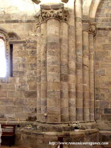 GRUPO DE COLUMNAS SEPARANDO PRESBITERIO DE NAVE EN EL LADO SUR
